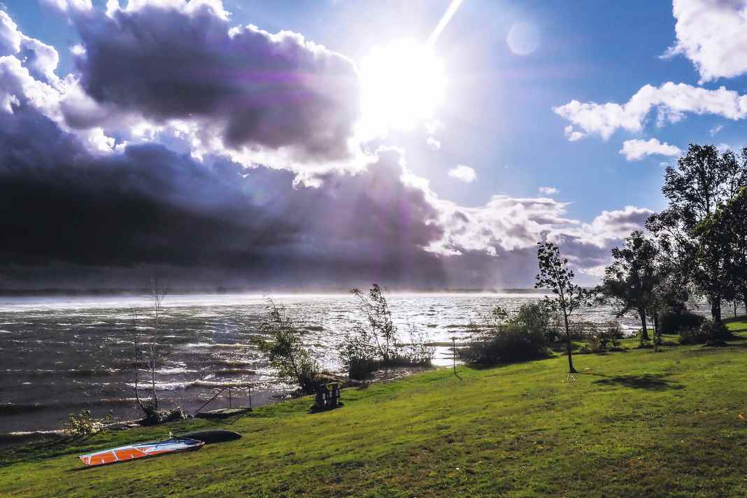 In der Lausitz entstehen beinahe jährlich neue Seen –  und die bieten reichlich Platz für Wassersportler.